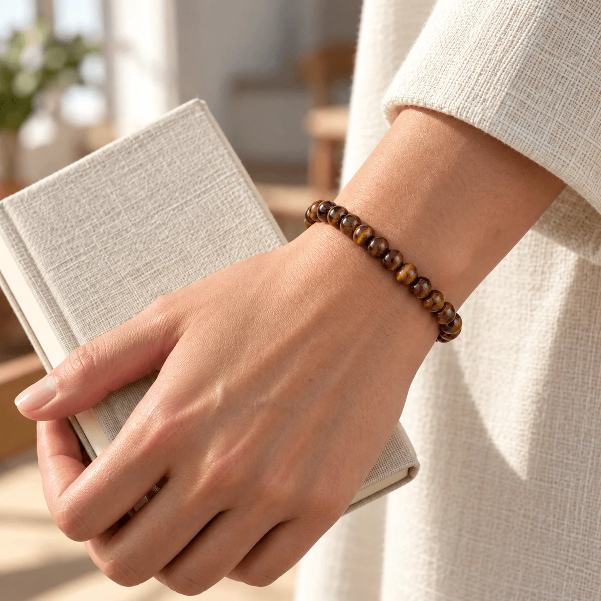 Mujer con pulsera de piedra de ojo de tigre protectora