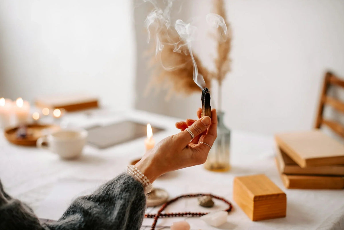 Palo santo: cómo usarlo paso a paso para limpiar tu casa