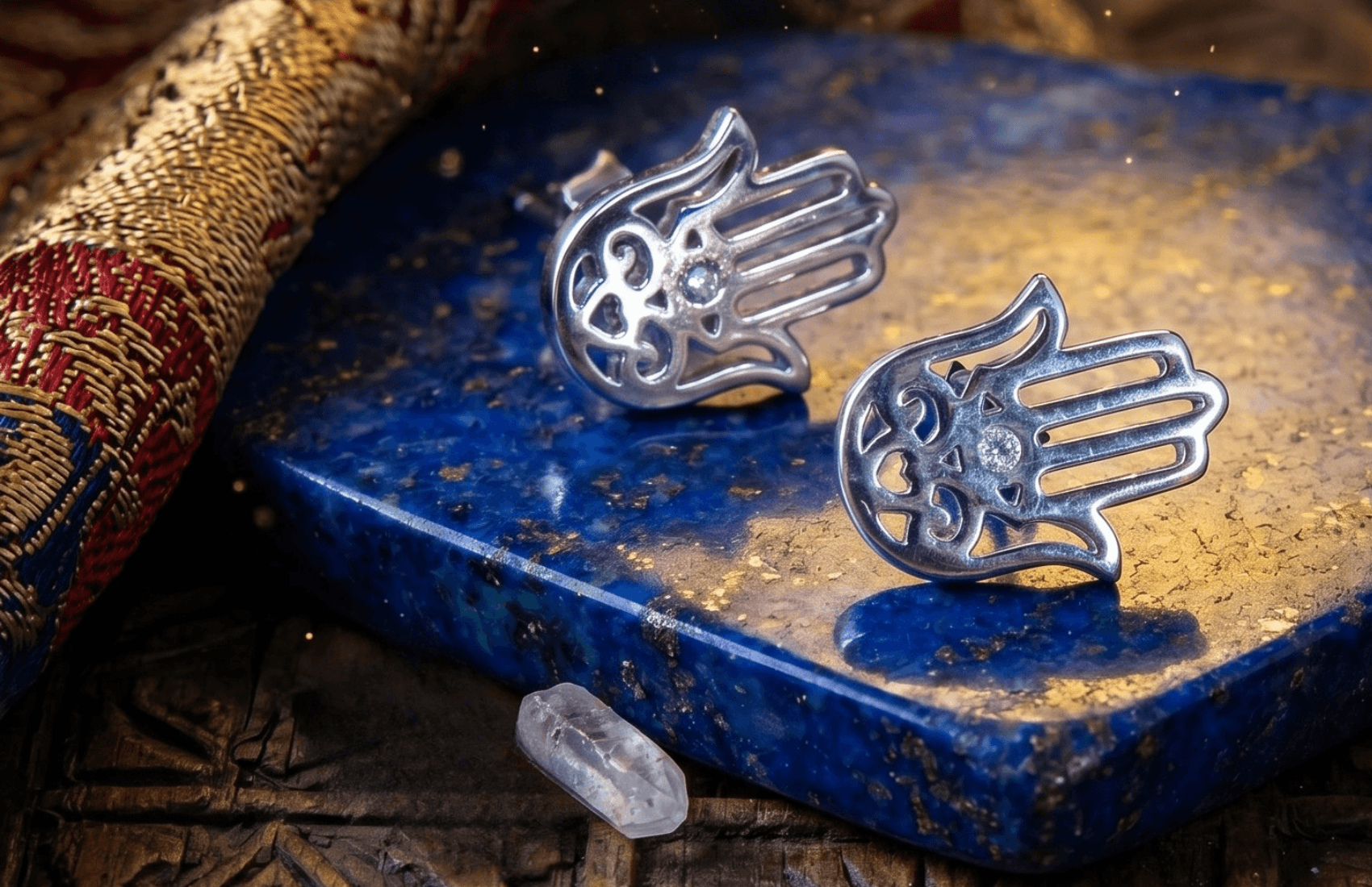 Pendientes Mano de Fátima hamsa en plata 925 sobre lapislázuli azul con cuarzo natural — amuleto de protección mediterráneo con más de 3.000 años de historia — Aura Plena Madrid