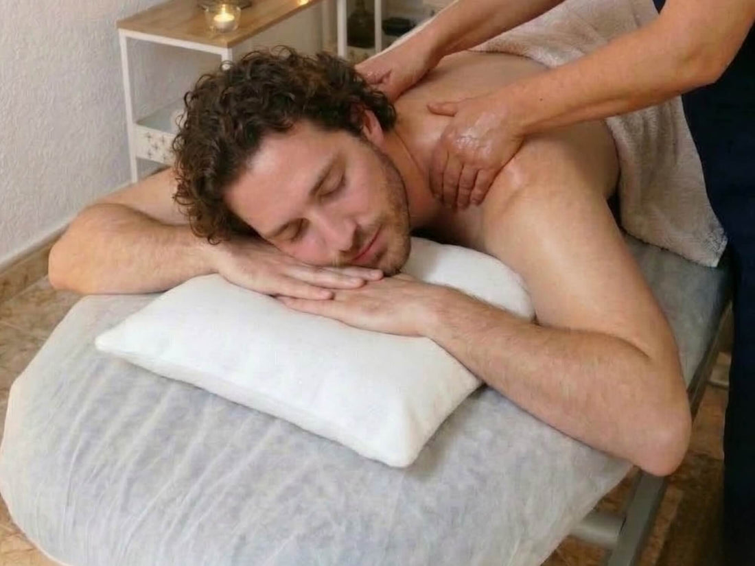 Sesión de masaje en espalda en Aura Plena, centro de masajes en Ventas Madrid. Cabina privada con ambiente cálido y relajante.