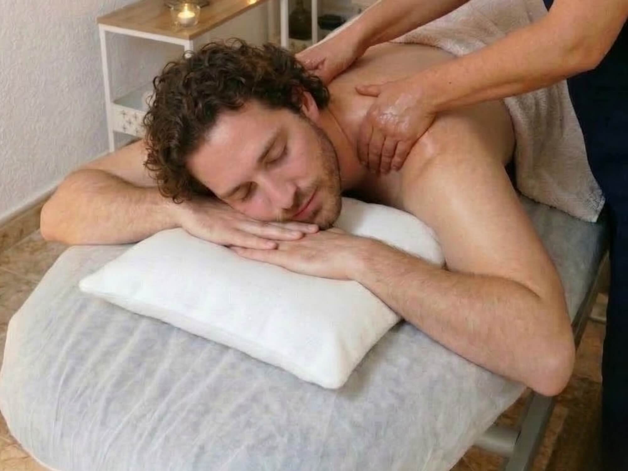 Sesión de masaje en espalda en Aura Plena, centro de masajes en Ventas Madrid. Cabina privada con ambiente cálido y relajante.