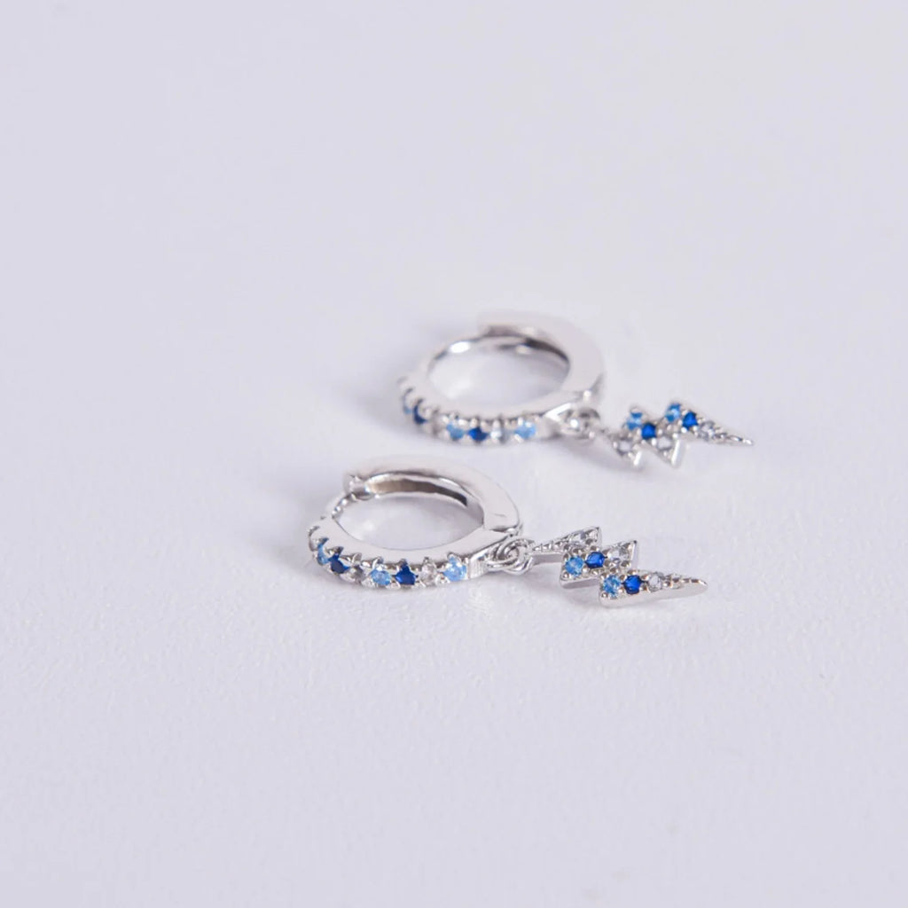 Aros Rayo Plata 925 Rodida y Circonitas Azules  sobre fondo blanco