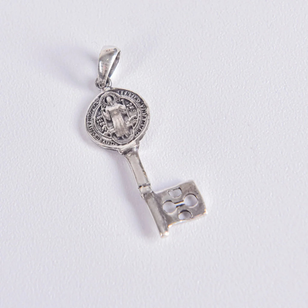 Colgante en forma de llave con la medalla de San Benito en plata de ley 925 pulida, 27mm de largo, joyería simbólica de Aura Plena.