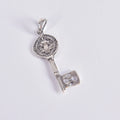 Colgante en forma de llave con la medalla de San Benito en plata de ley 925 pulida, 27mm de largo, joyería simbólica de Aura Plena.