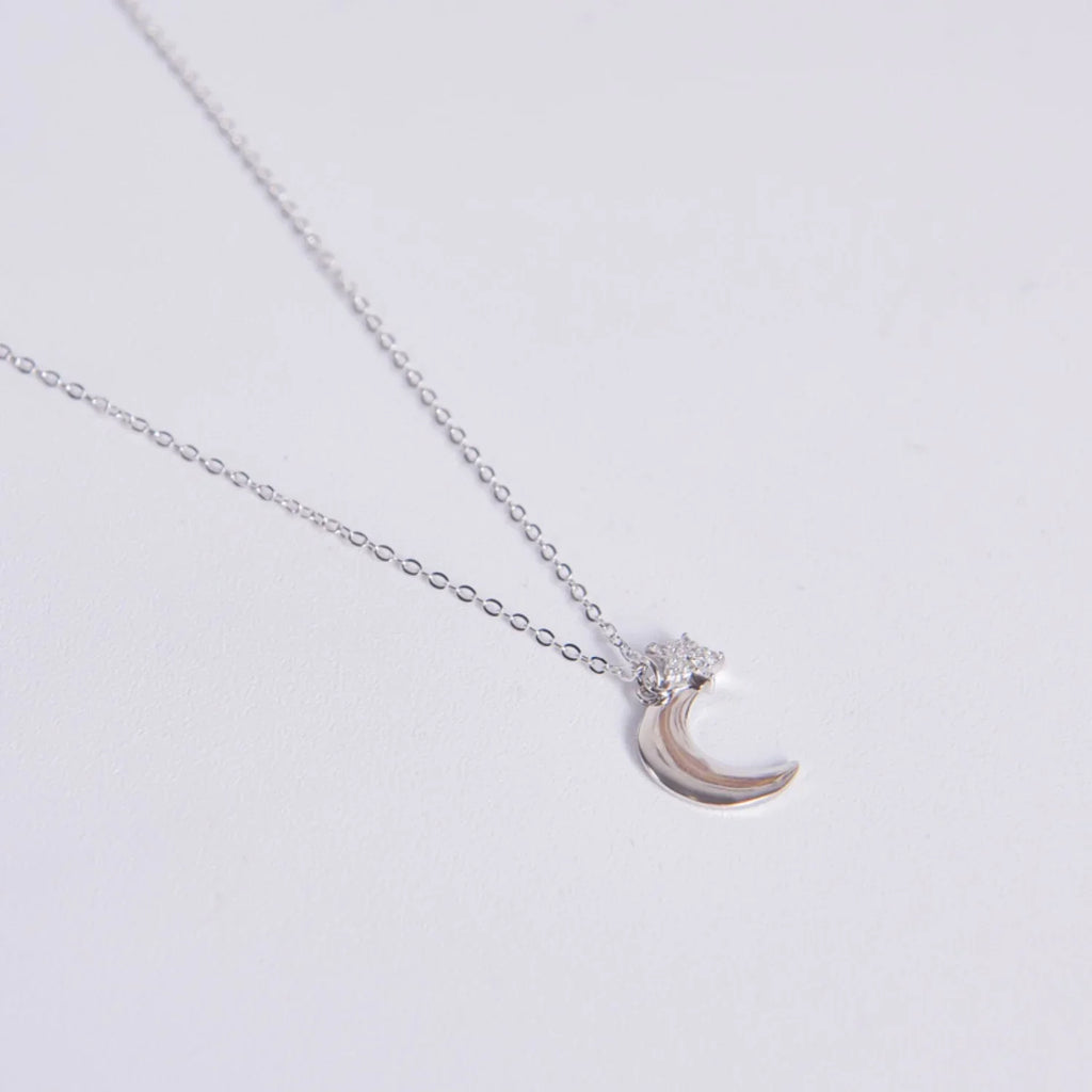 Colgante de luna creciente y estrella con circonitas brillantes en plata de ley 925 rodiada, incluye cadena forzada, selección Aura Plena.
