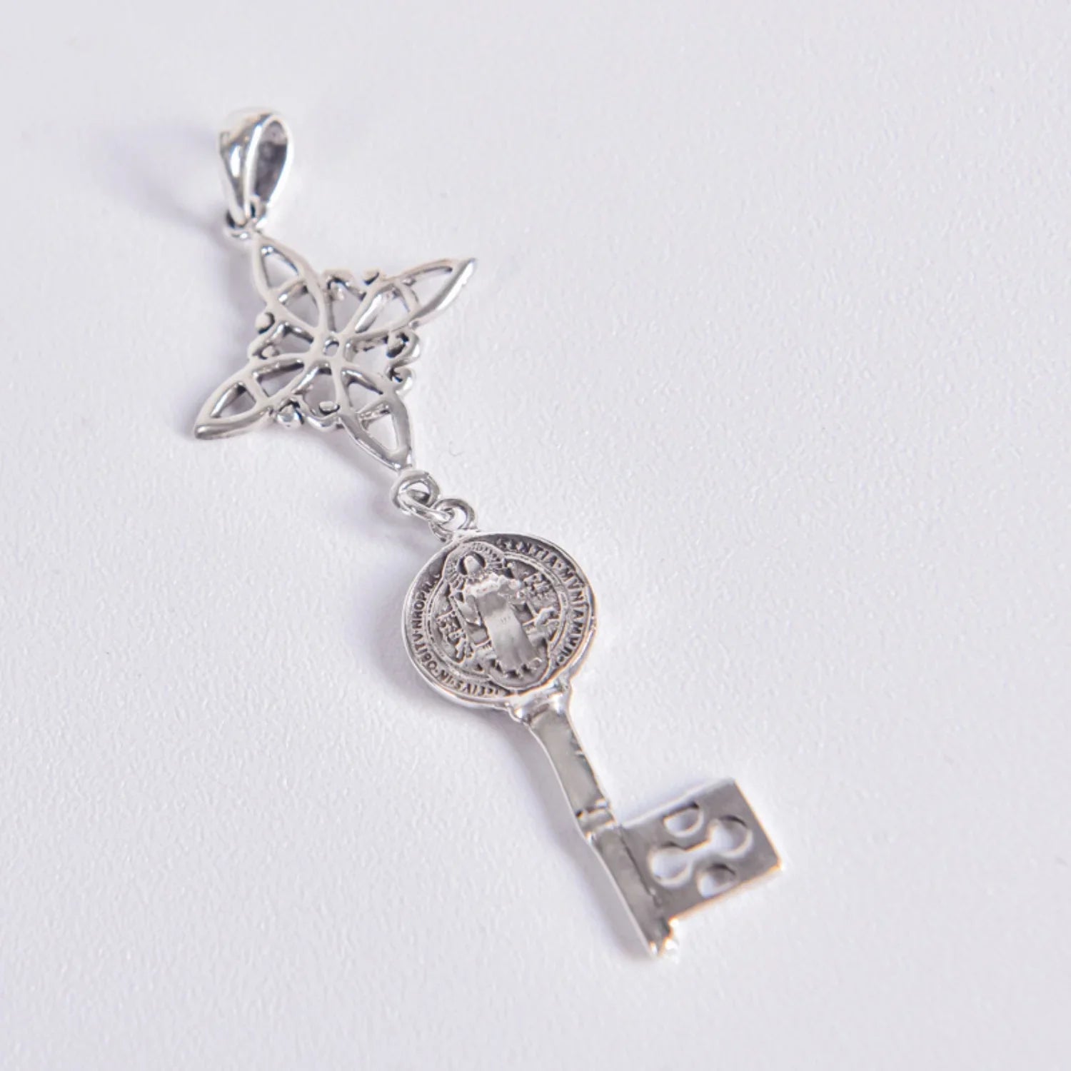 Colgante grande de 53mm Nudo de la Bruja con Medalla de San Benito central, fabricado en plata de ley 925 pulida, joyería de protección Aura Plena.