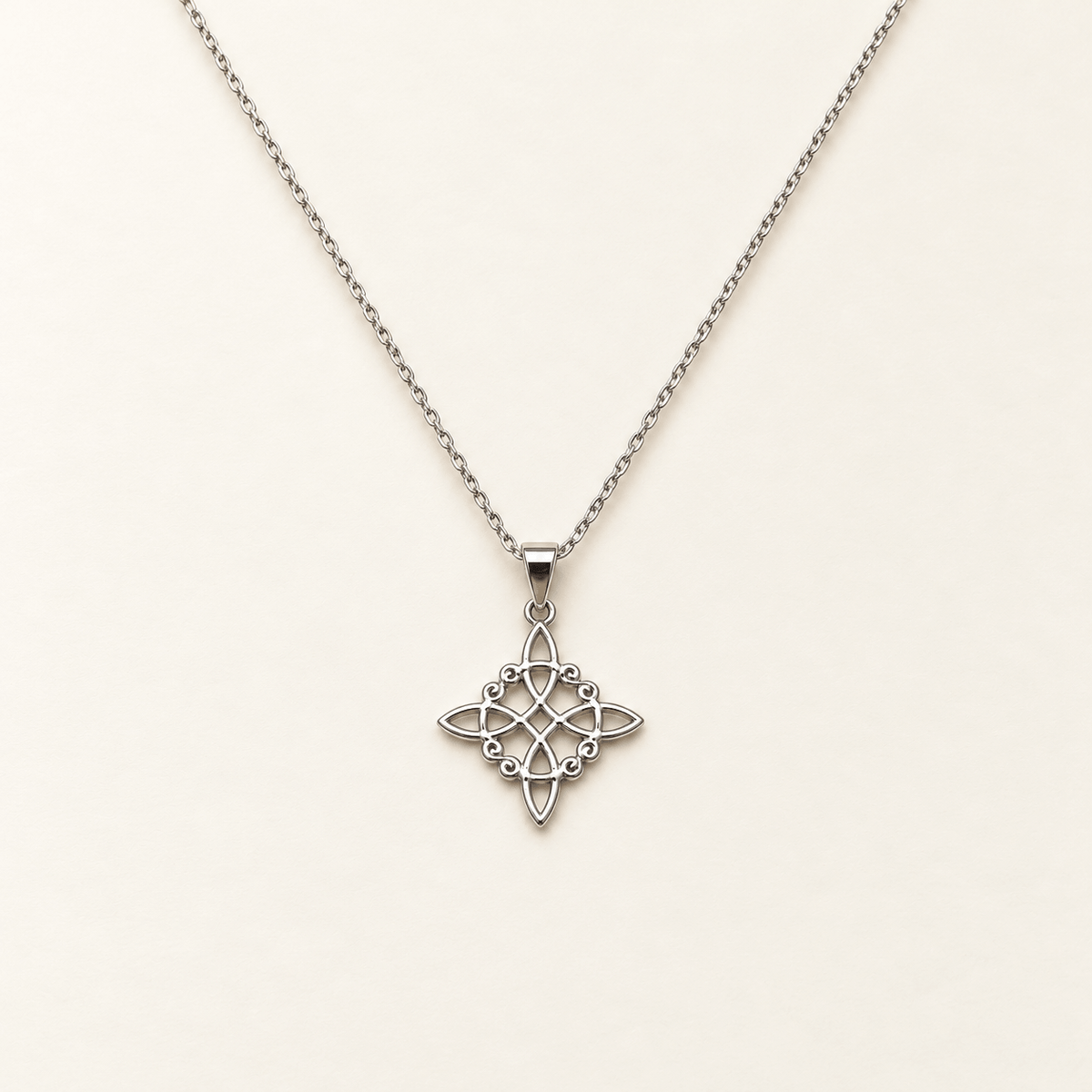 Colgante Nudo de Bruja en Plata 925 Rodiada con Cadena – 20 mm