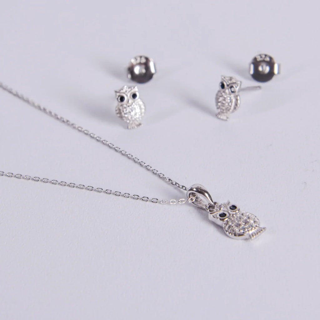 Conjunto de pendientes y colgante de búho con circonitas blancas y ojos de color en plata de ley 925 rodiada, hipoalergénico, medidas 8mm y 13mm.