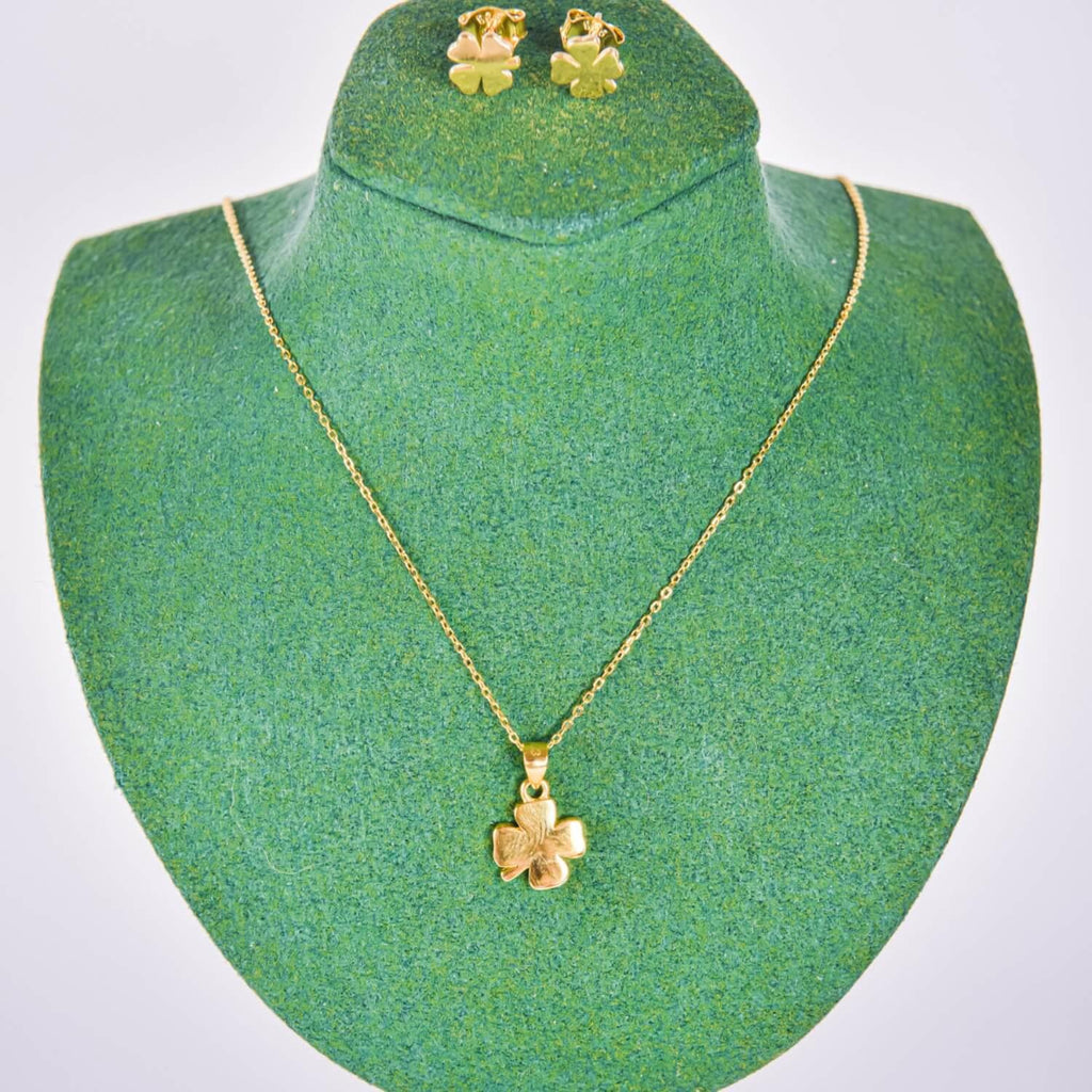 Juego de joyas de trébol de la suerte en plata de ley 925 bañada en oro, conjunto de pendientes pequeños y colgante amuleto con cadena, acabado brillo.