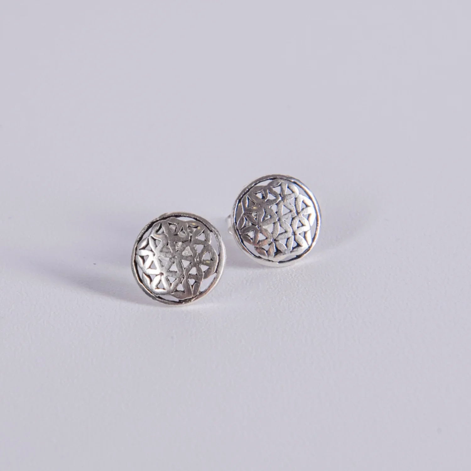 Pendientes de botón con calado geométrico de la Flor de la Vida en plata de ley 925 pulida, diámetro 11mm, marca Aura Plena.