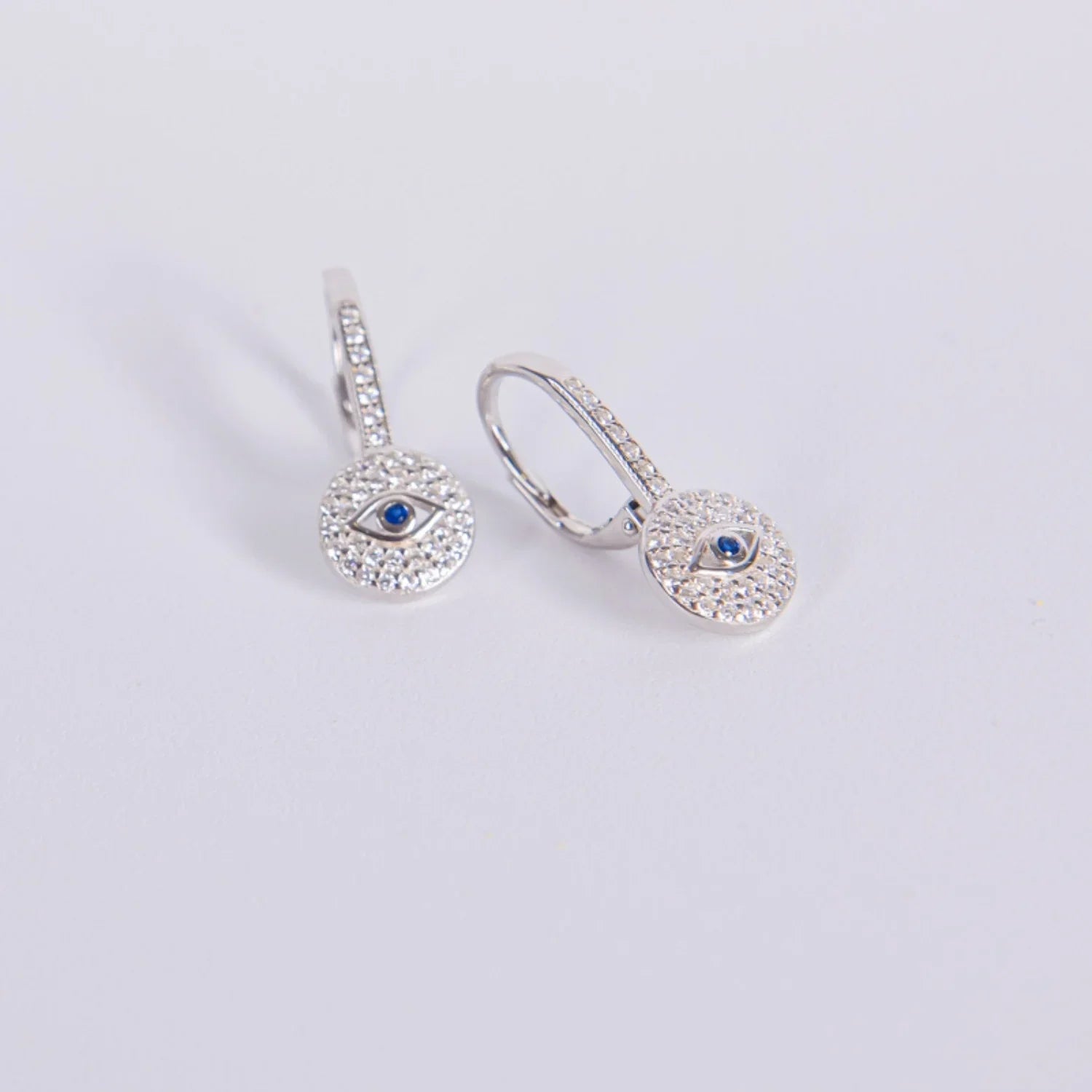 Pendientes Ojo de Horus en Plata 925 Rodiada e Hipoalergénica con cierre ballesta.
