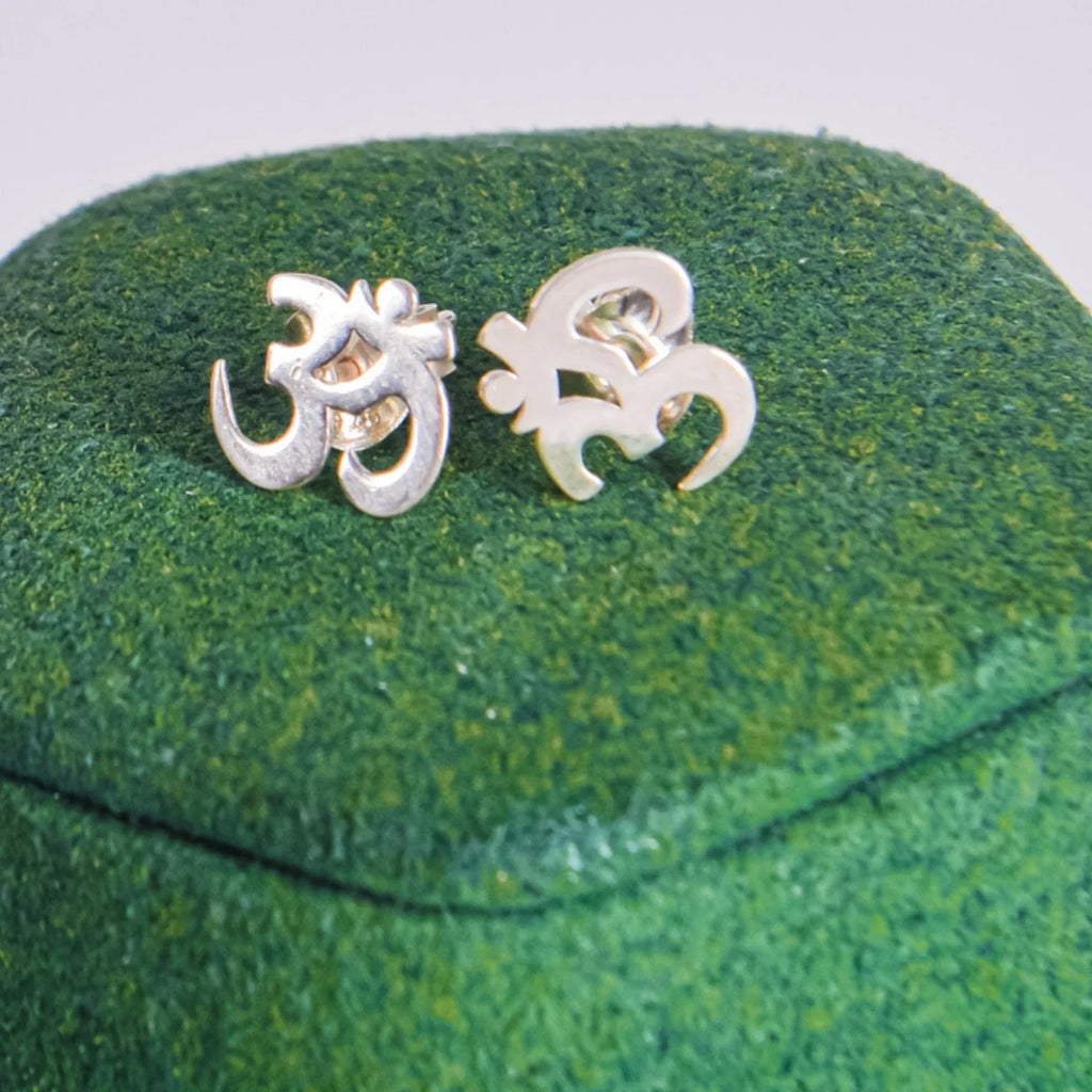 Pendientes Om en plata de ley 925- 9 mm