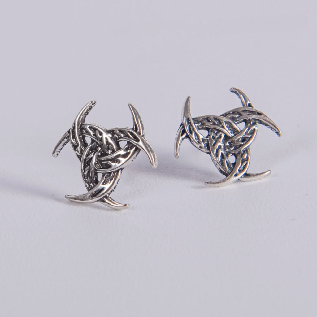 Pendientes de botón con símbolo Triqueta entrelazado en plata de ley 925 pulida, tamaño 16mm, joyería de inspiración cultural Aura Plena.