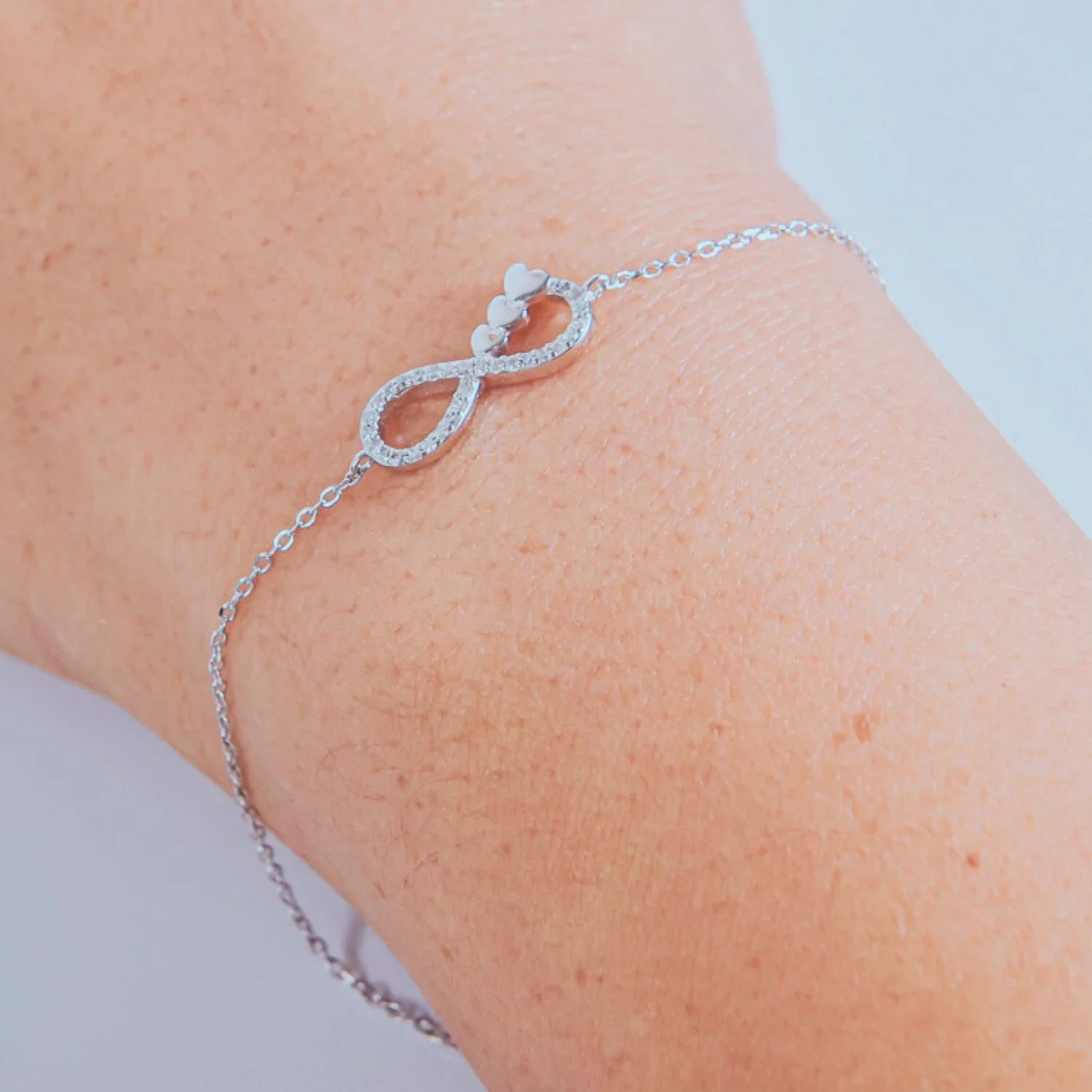 Pulsera regalo mujer infinito y corazones entrelazados, plata rodiada con brillo de circonitas, símbolo de amor eterno y amistad.