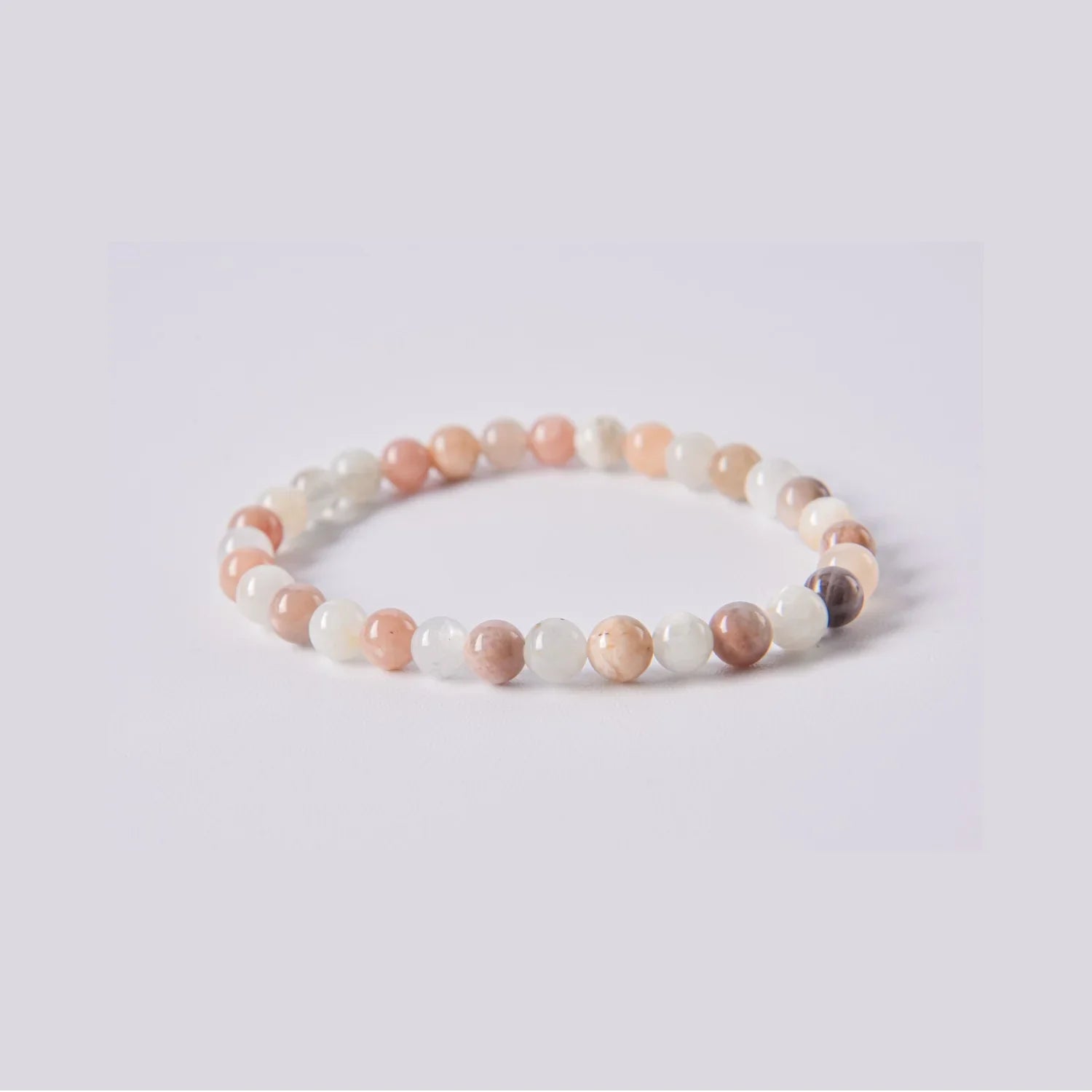Pulsera de Piedra Luna Adularia natural en tonos claros (blanco lechoso, crema y melocotón suave) con brillo sedoso. Piedra de la intuición femenina.