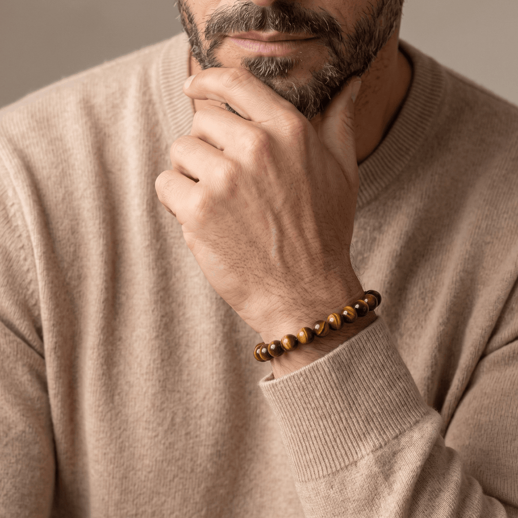 Pulsera de ojo de tigre natural para hombre puesta en la muñeca