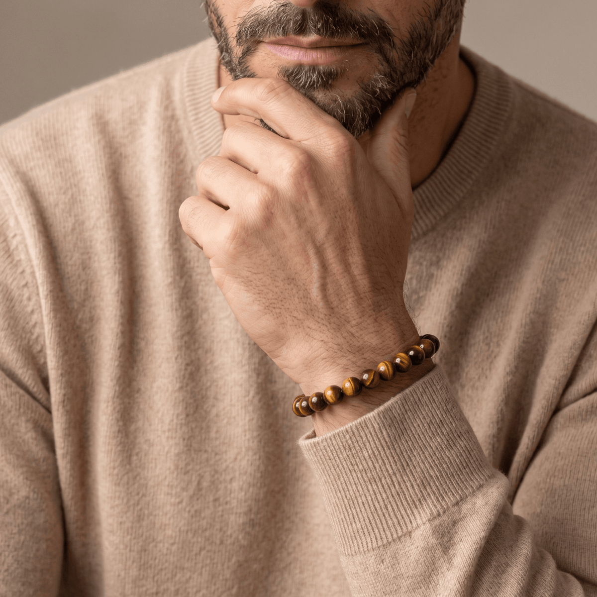 Pulsera de ojo de tigre natural para hombre puesta en la muñeca