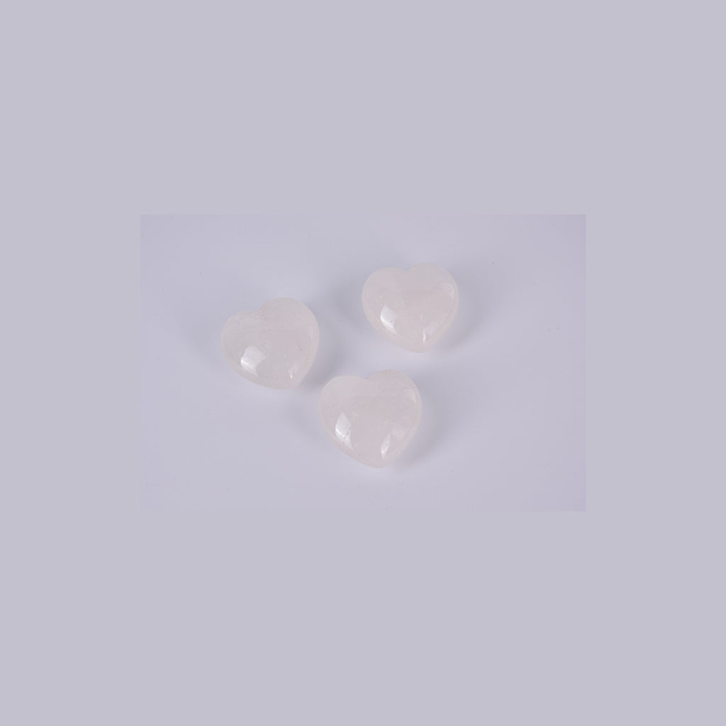 Conjunto de tres corazones de Cuarzo Blanco mostrando diferentes grados de transparencia y opacidad típicos del mineral natural