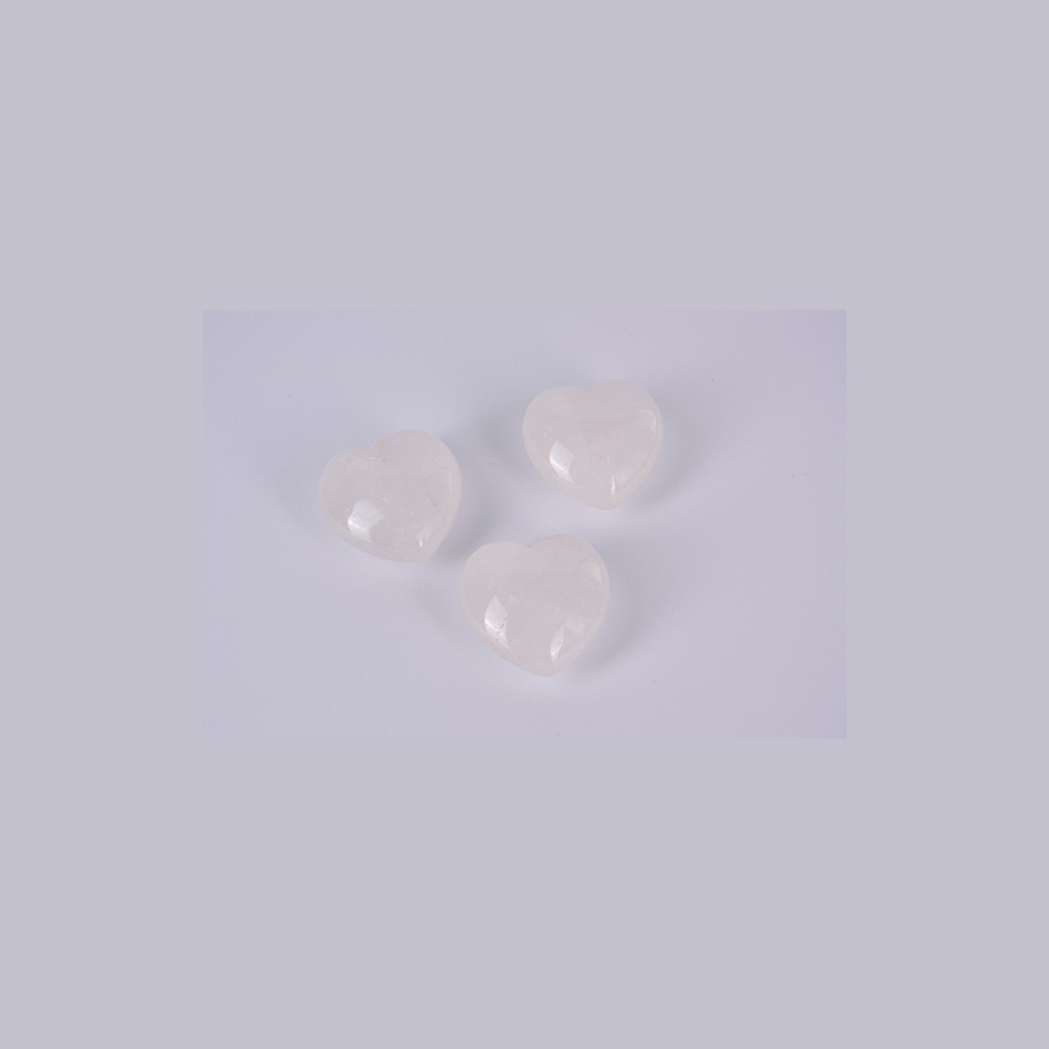 Conjunto de tres corazones de Cuarzo Blanco mostrando diferentes grados de transparencia y opacidad típicos del mineral natural