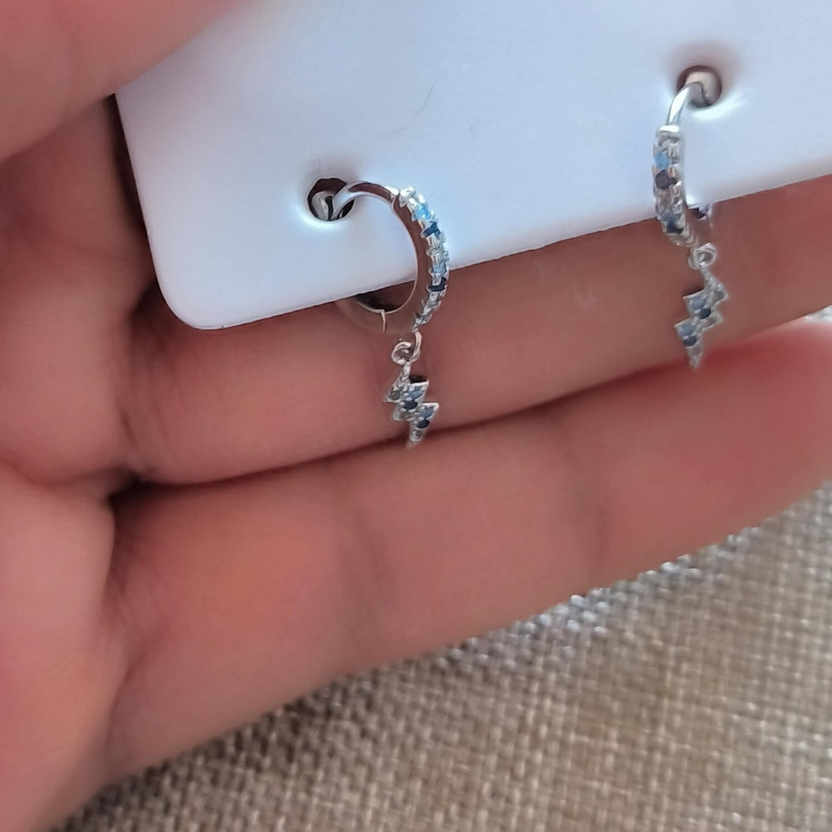 Par de aros de plata 925 rodada con circonitas azules y colgante en forma de rayo, Aura Plena
