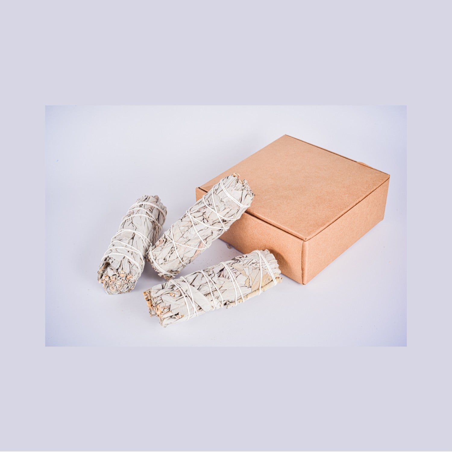 Caja kraft sostenible con 3 varitas de Salvia Blanca para quemar. Kit de limpieza espiritual y purificación de espacios.