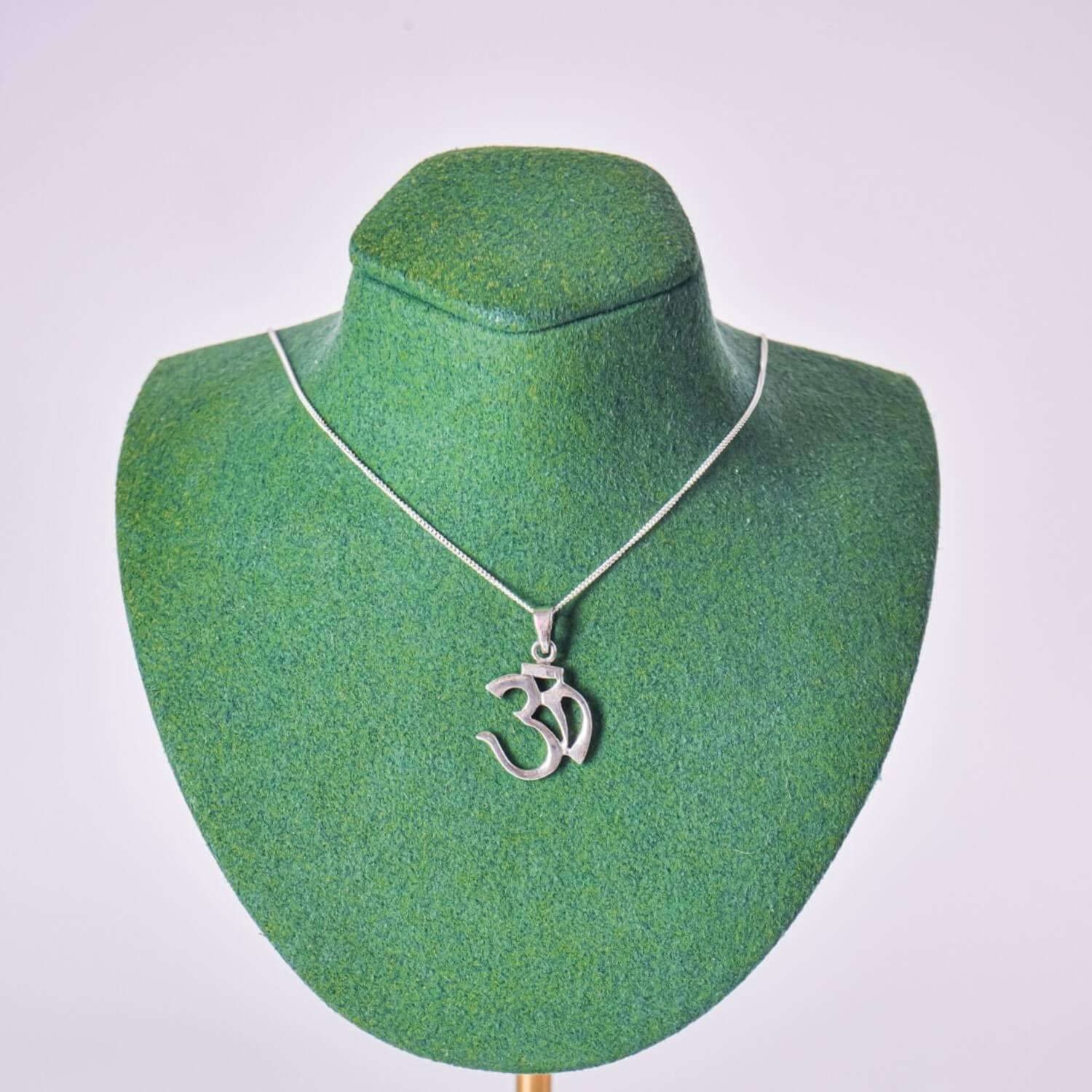 Colgante Om en plata 925 mostrado sin cadena incluida
