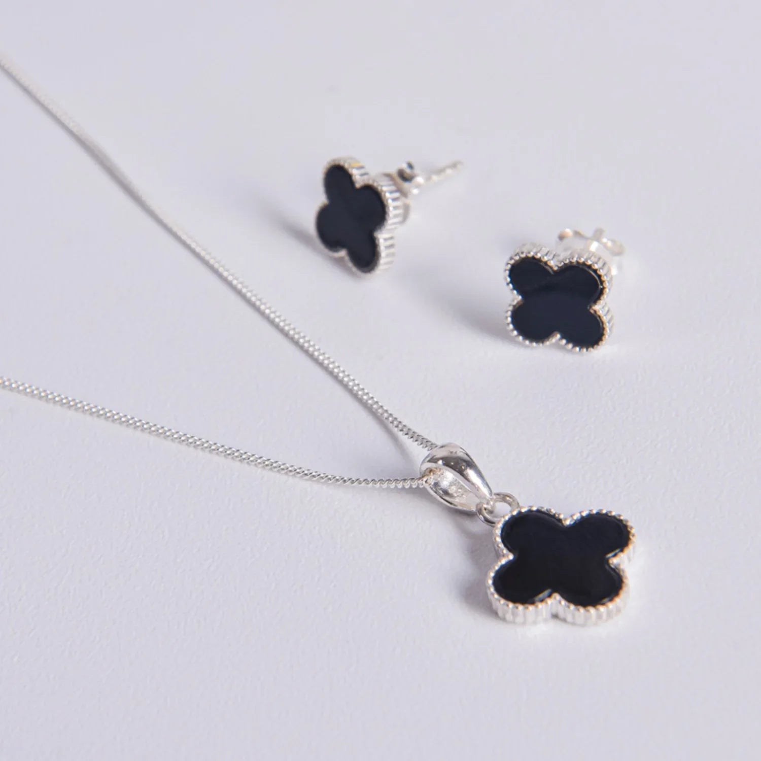 Conjunto de pendientes y colgante con diseño de trébol y piedra ónix negra en plata de ley 925, incluye cadena, selección Aura Plena.