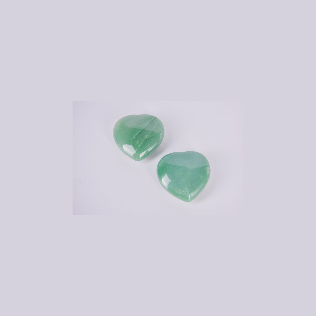 Pareja de corazones de Aventurina Verde mostrando las ligeras variaciones naturales de color y vetas de la piedra semipreciosa.