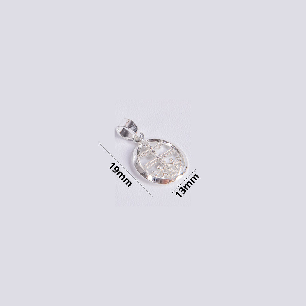 Colgante ovalado calado de plata de ley detallado con dos cruces ornamentales (estilo Caravaca/patriarcal) y medidas de 19mm x 13mm, un poderoso amuleto de protección espiritual y joya de fe diaria.