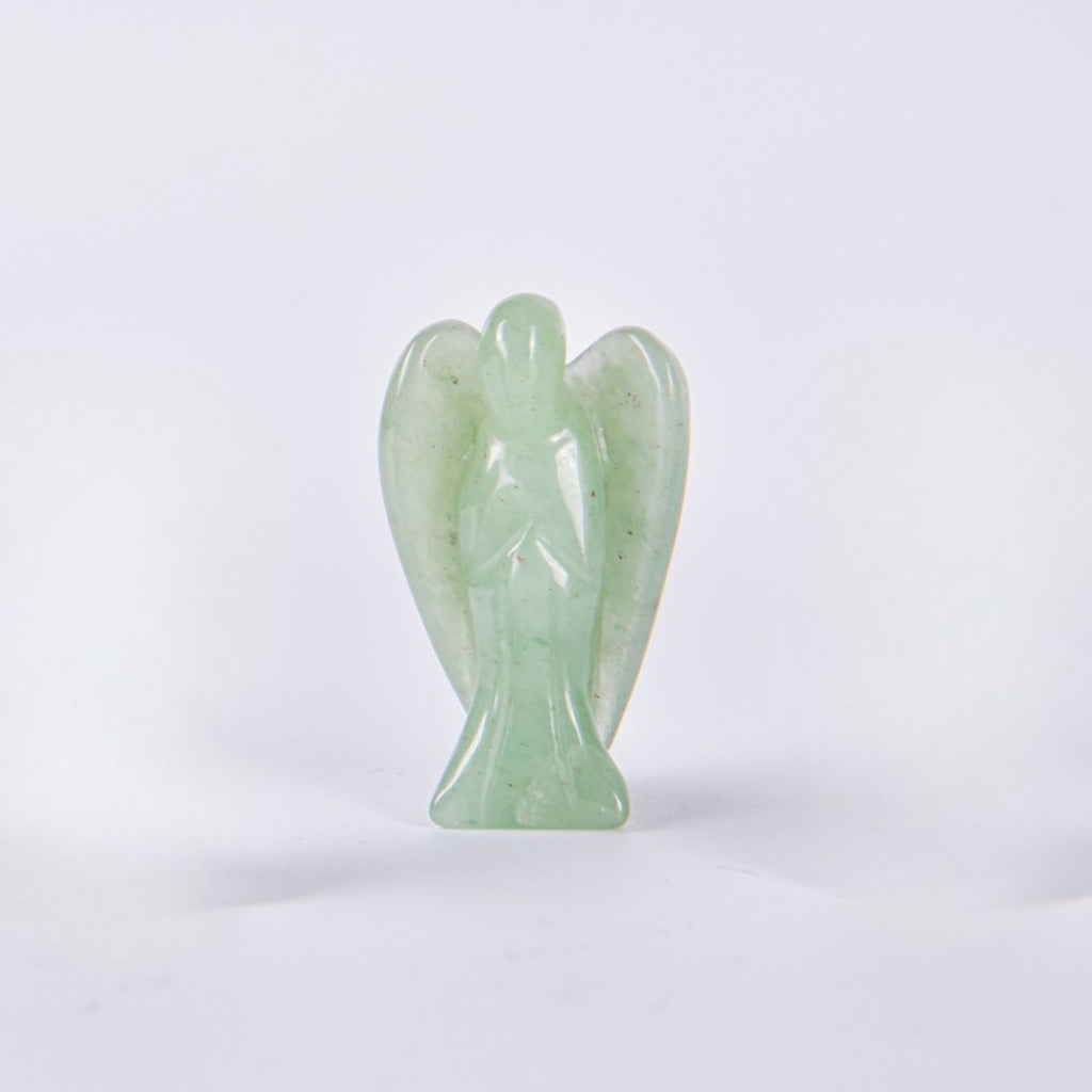 Figura tallada de Ángel de la Guarda en piedra Aventurina Verde sobre fondo blanco. Detalle del pulido suave y el color verde natural.