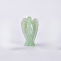 Figura tallada de Ángel de la Guarda en piedra Aventurina Verde sobre fondo blanco. Detalle del pulido suave y el color verde natural.