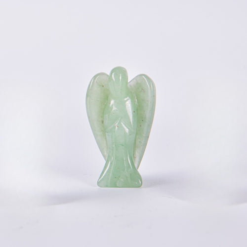 Figura tallada de Ángel de la Guarda en piedra Aventurina Verde sobre fondo blanco. Detalle del pulido suave y el color verde natural.