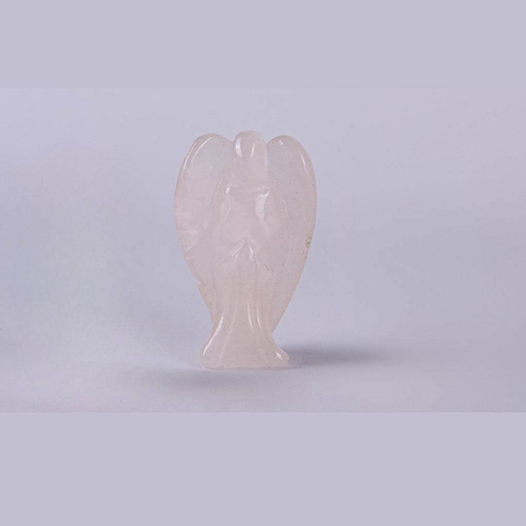 Figura de Ángel de la Guarda en mineral Cuarzo Rosa pulido sobre fondo blanco. Tono rosado suave y acabado brillante.