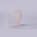 Figura de Ángel de la Guarda en mineral Cuarzo Rosa pulido sobre fondo blanco. Tono rosado suave y acabado brillante.