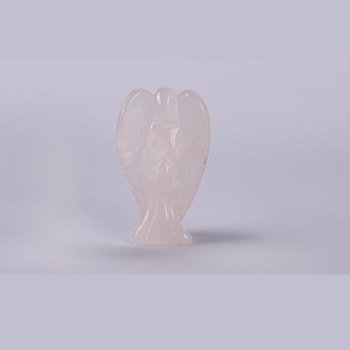 Figura de Ángel de la Guarda en mineral Cuarzo Rosa pulido sobre fondo blanco. Tono rosado suave y acabado brillante.