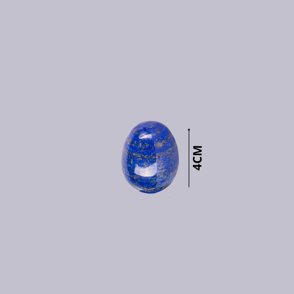 Guía de tamaño del huevo de piedra Lapislázuli indicando 4 cm de altura. Mineral azul pulido sobre fondo blanco.