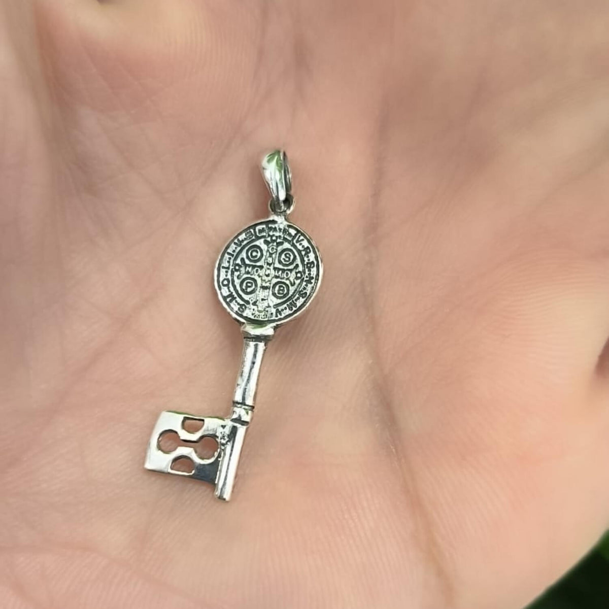 Detalle de colgante llave de San Benito en plata 925 amuleto 