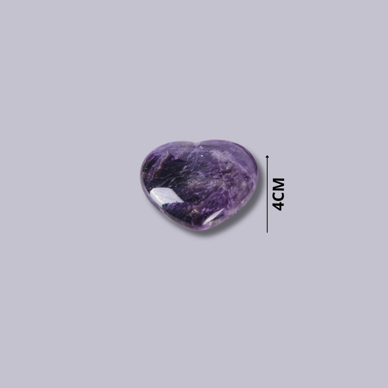 Guía de tamaño de la piedra corazón de Amatista indicando 4 cm de ancho. Detalle del color violeta intenso y fracturas internas naturales.