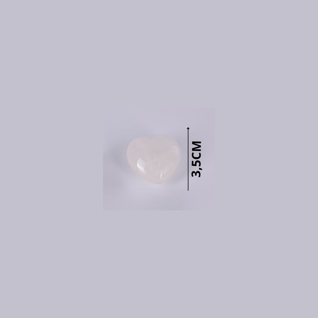 Guía de tamaño del corazón de Cuarzo Blanco natural indicando 3,5 cm de altura. Piedra semipreciosa pulida y suave.