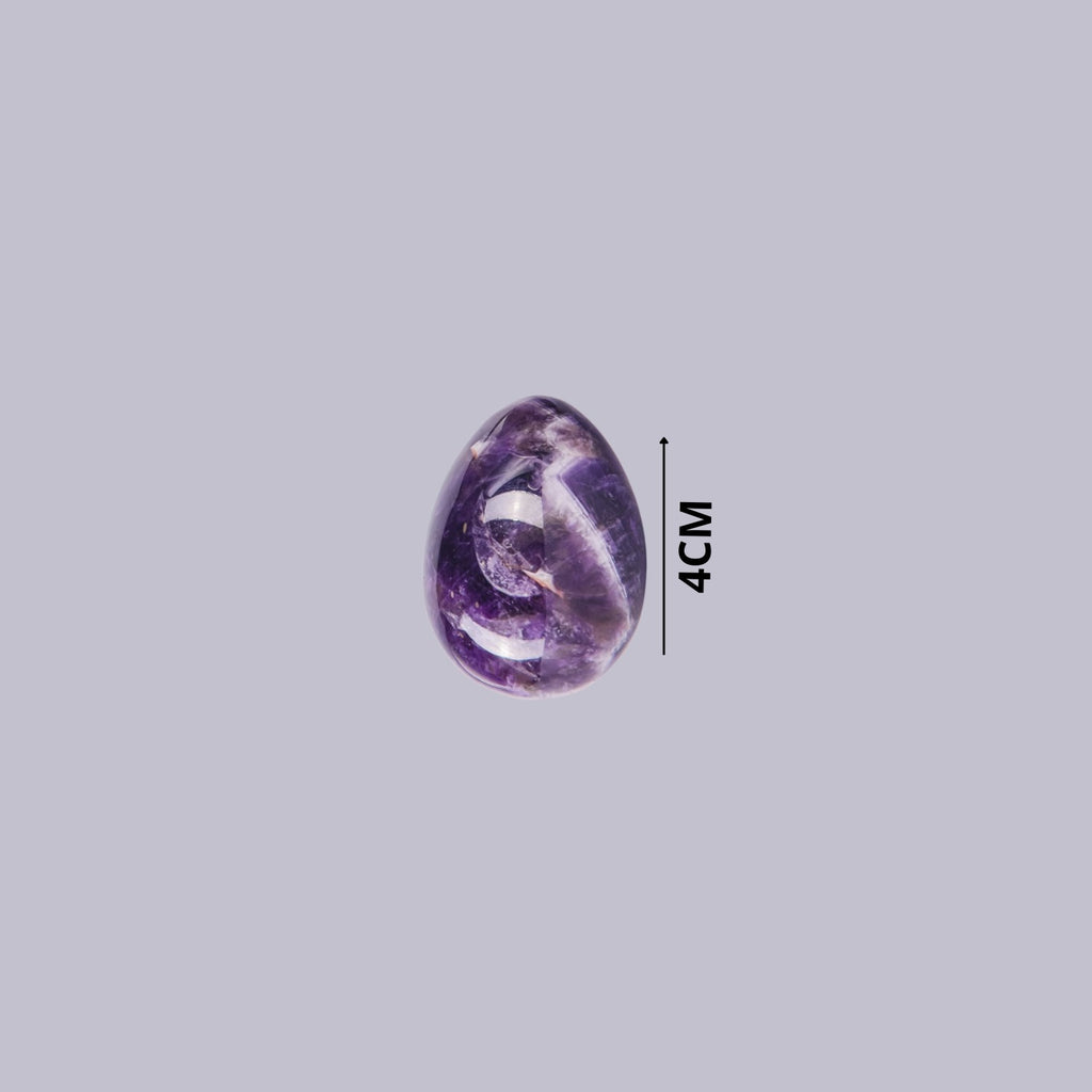 Guía de tamaño del huevo de piedra Amatista indicando 4 cm de altura. Mineral violeta pulido.