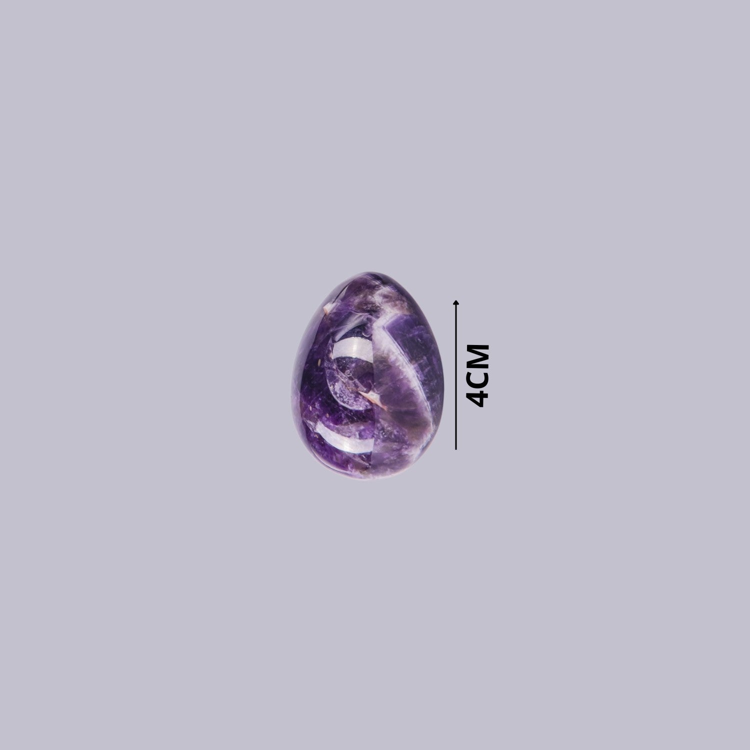 Guía de tamaño del huevo de piedra Amatista indicando 4 cm de altura. Mineral violeta pulido.