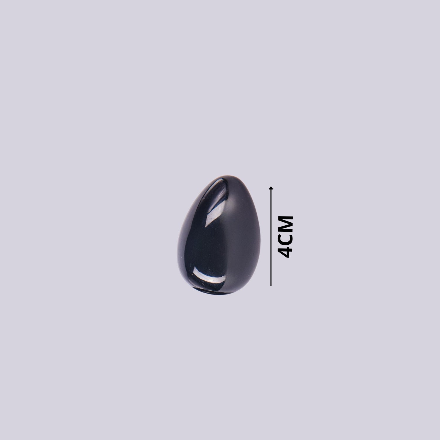 Guía de tamaño del huevo de piedra Obsidiana indicando 4 cm de altura. Mineral negro pulido sobre fondo blanco.