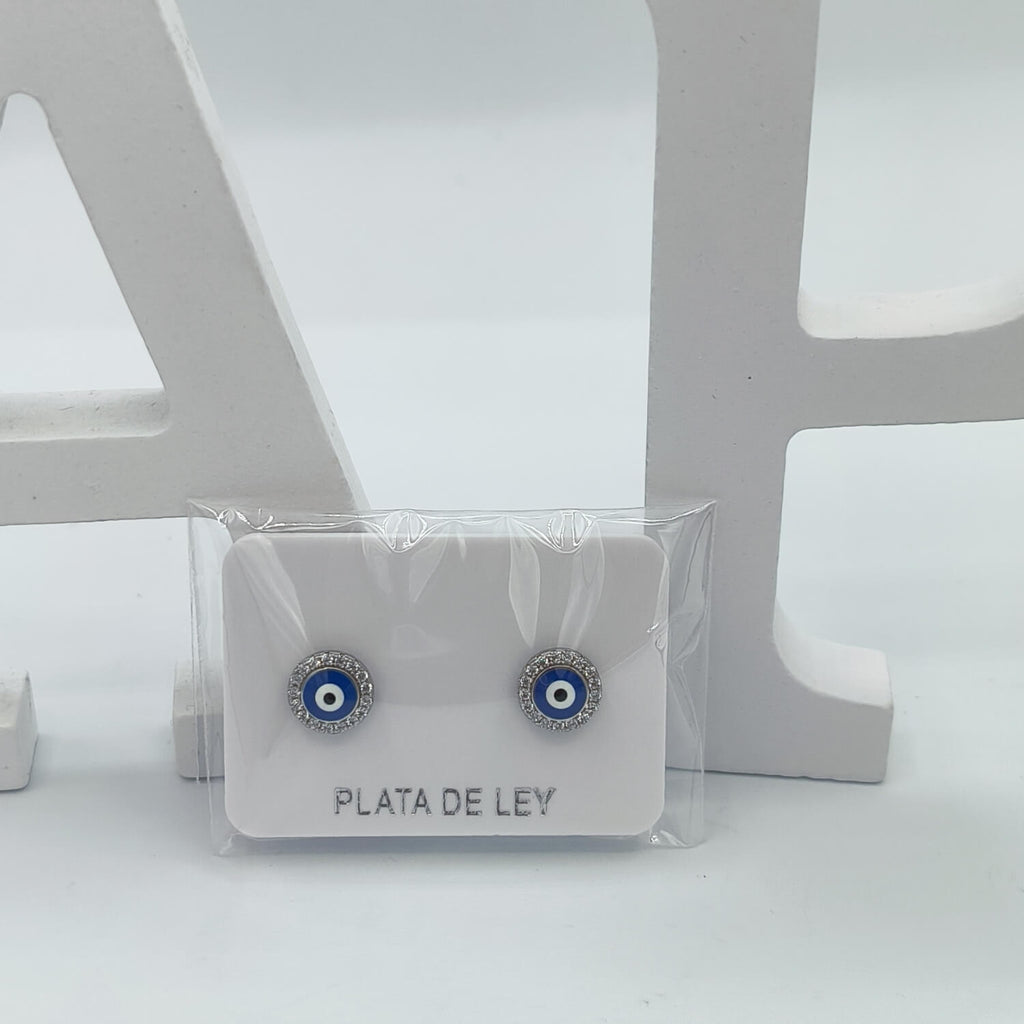 Pendientes ojo turco plata 925 de Aura Plena junto a las letras decorativas de la marca