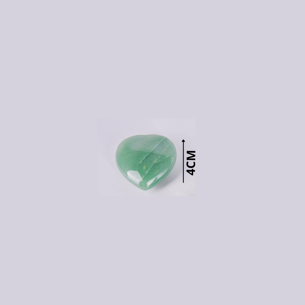 Piedra natural de Aventurina Verde pulida en forma de corazón. Tono verde brillante y superficie suave.