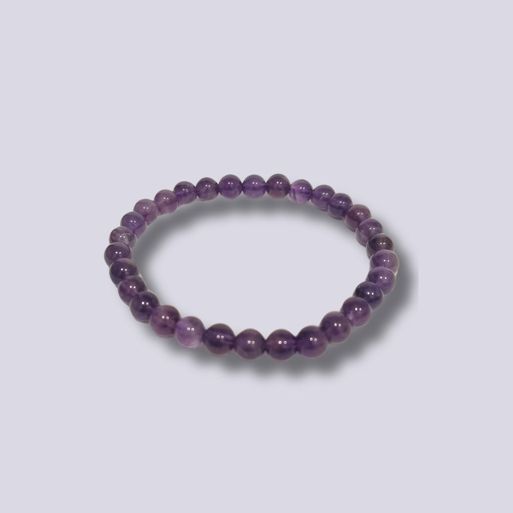 Pulsera de amatista natural de 8 mm sobre fondo blanco
