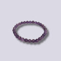 Pulsera de amatista natural de 8 mm sobre fondo blanco