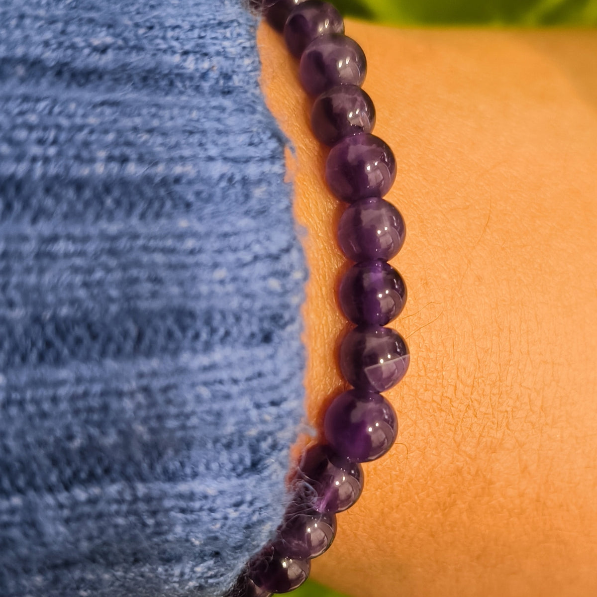 Detalle de cuentas violetas de pulsera de amatista natural