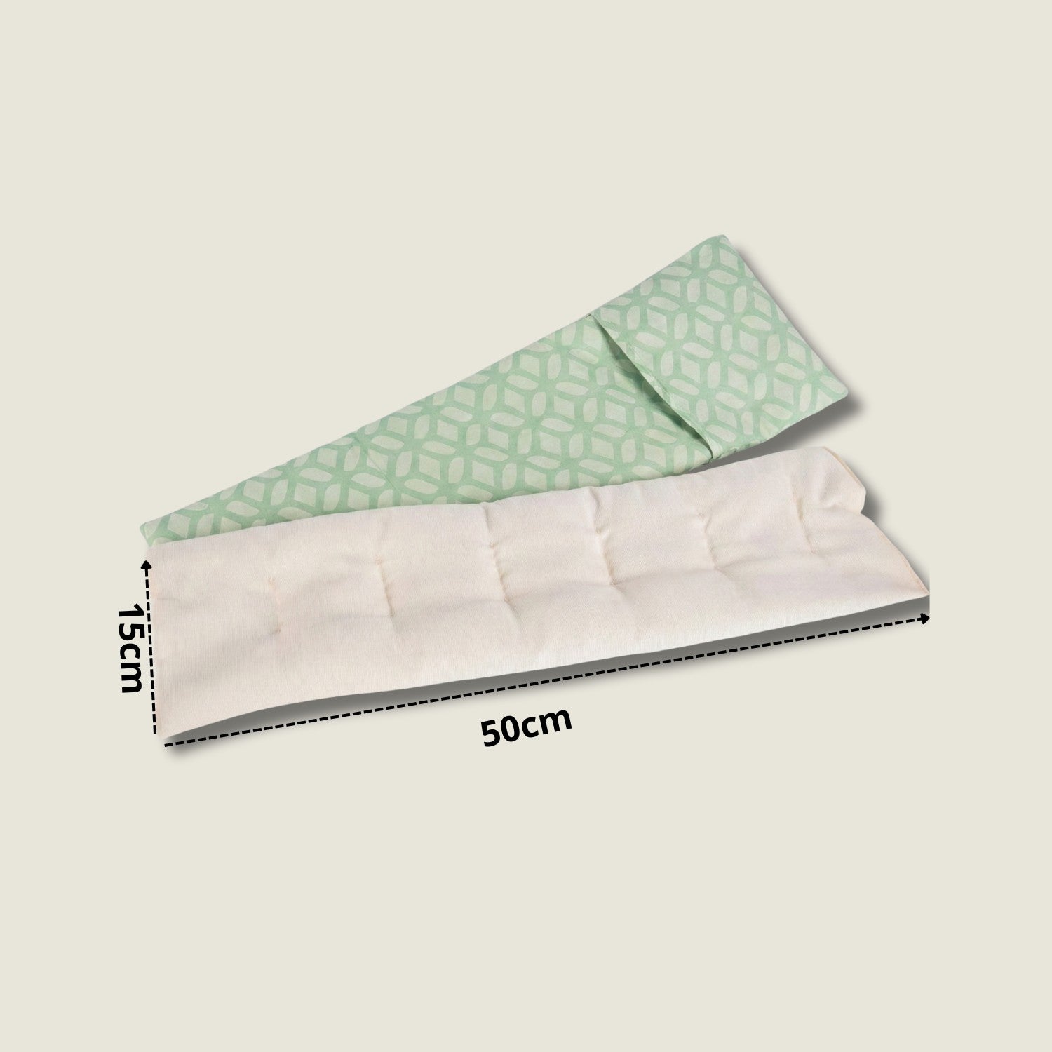 Saco térmico cervical largo (50x15cm) marca Aura Plena. Modelo con funda lavable de algodón en estampado verde geométrico. Relleno de semillas y lavanda.