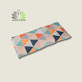 Cojín térmico de semillas para microondas marca Aura Plena. Modelo con funda extraíble de algodón en estampado moderno de triángulos naranjas y azules.