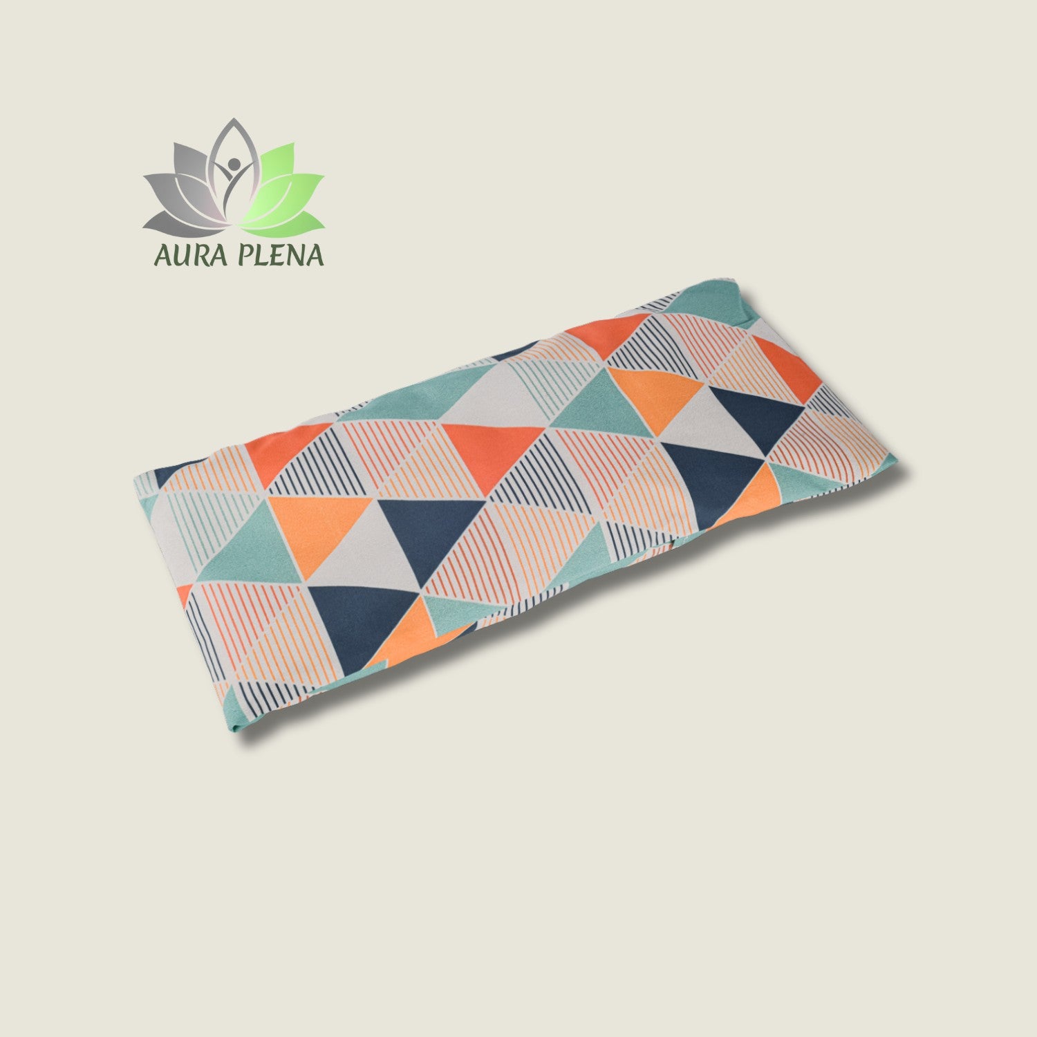 Cojín térmico de semillas para microondas marca Aura Plena. Modelo con funda extraíble de algodón en estampado moderno de triángulos naranjas y azules.
